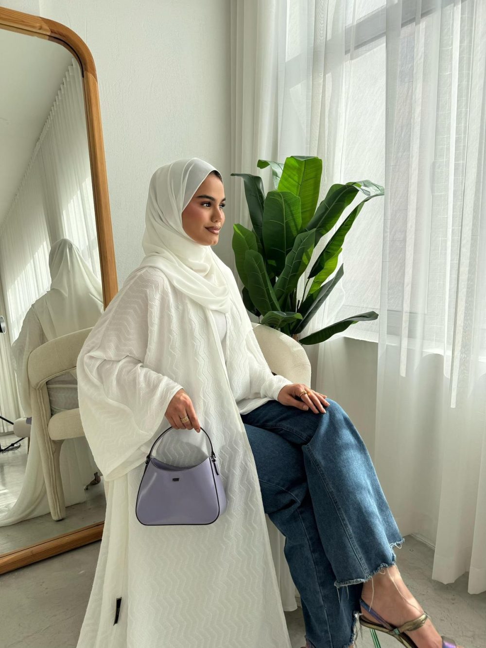 ⁦White lines abaya⁩ - الصورة ⁦2⁩