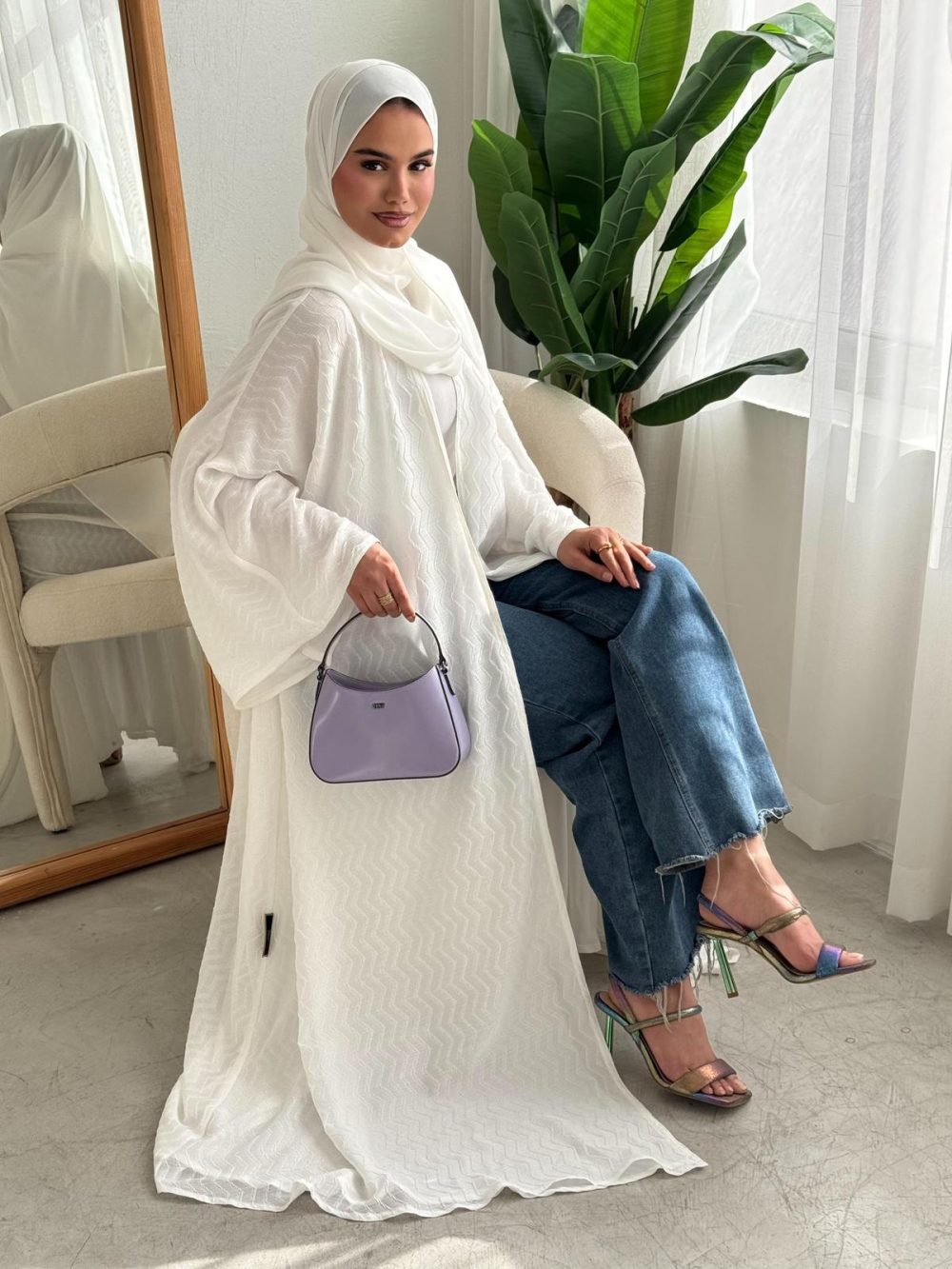 White lines abaya