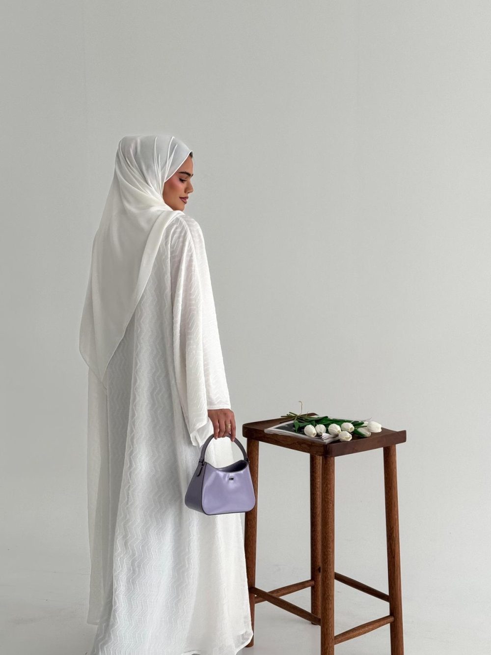 ⁦White lines abaya⁩ - الصورة ⁦5⁩
